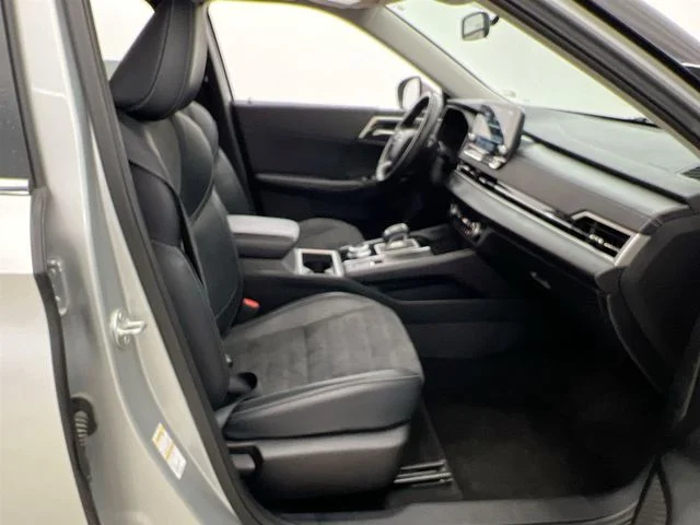 Used 2024 Silver Mitsubishi SE image 15