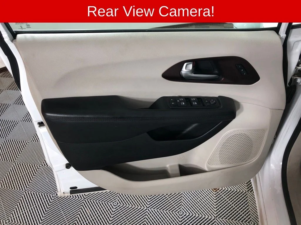 Used 2018 Bright White Clearcoat Chrysler Limited image 10