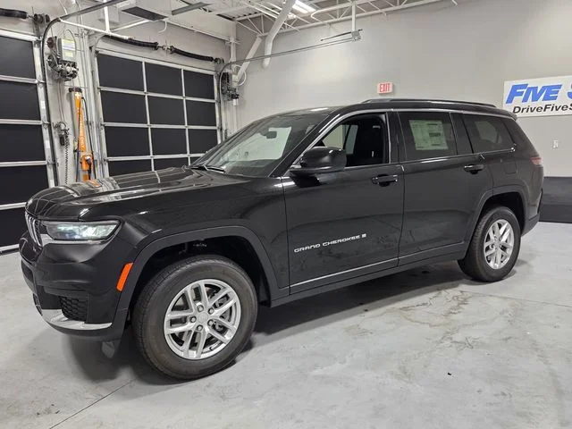 New 2026 Diamond Black Crystal Pearlcoat Jeep Laredo image 3