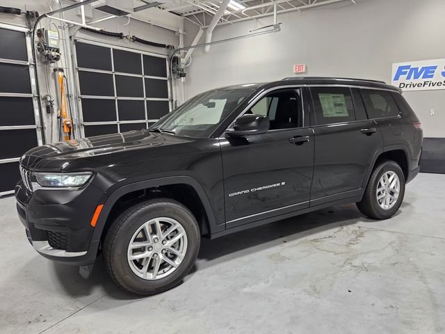 New 2026 Diamond Black Crystal Pearl-Coat Exterior Paint Jeep Laredo image 3