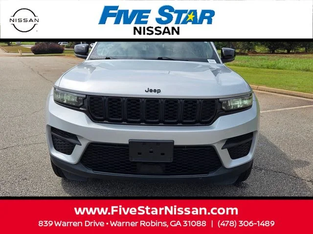 Used 2022 Silver Jeep Altitude image 2