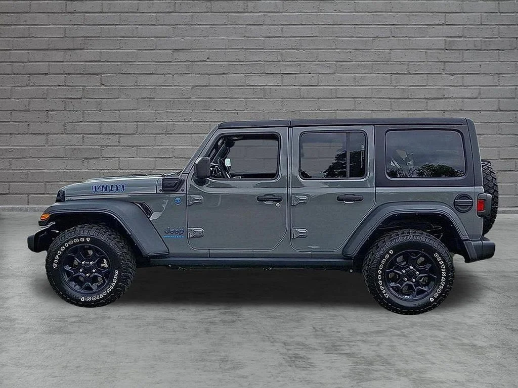 Used 2023 Gray Jeep 4x4 image 9