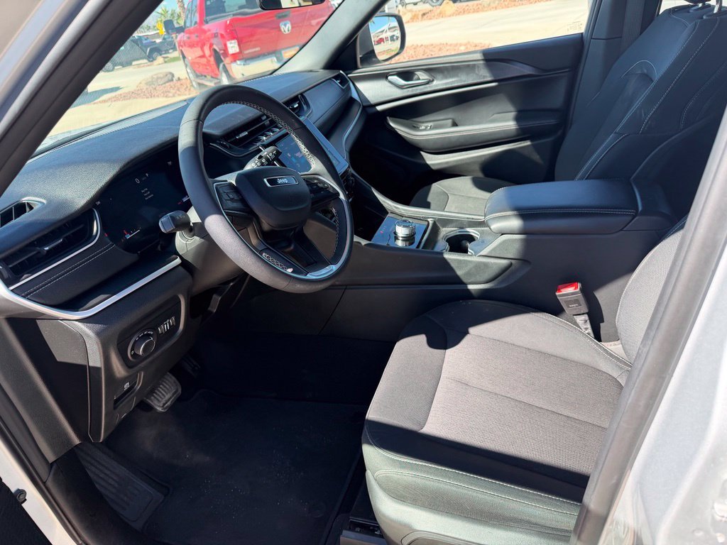 Used 2025 Silver Jeep Laredo image 5