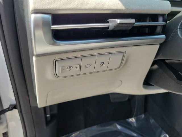 Certified Used 2025 White Hyundai SEL Convenience image 18
