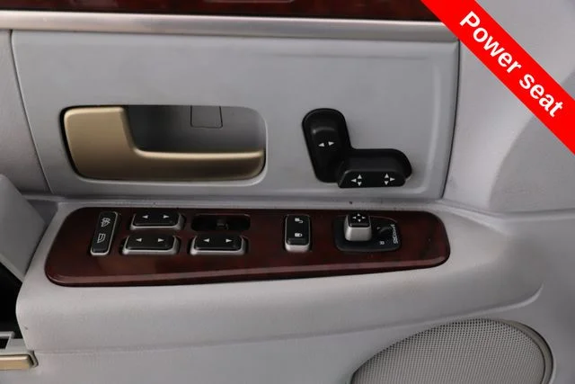 Used 2005 White Lincoln Signature image 18