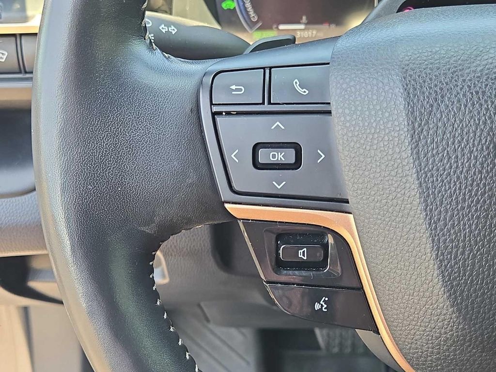 Certified Used 2024  Toyota Platinum image 23