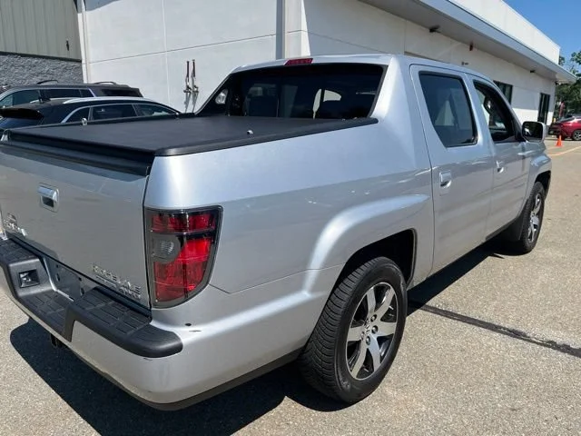Used 2014 Alabaster Silver Metallic Honda SE image 3