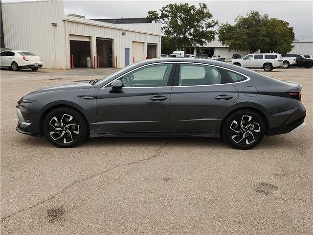 Used 2025 Black Hyundai SEL Front-Wheel Drive image 2
