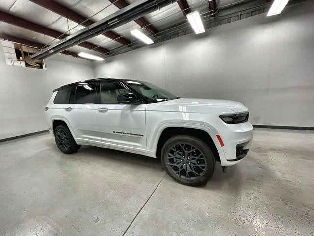 Used 2023 White Jeep Summit image 9