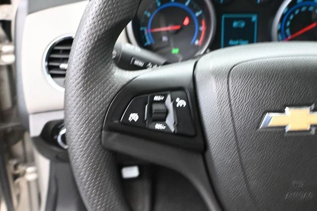 2013 Chevrolet Cruze LS - Photo 24