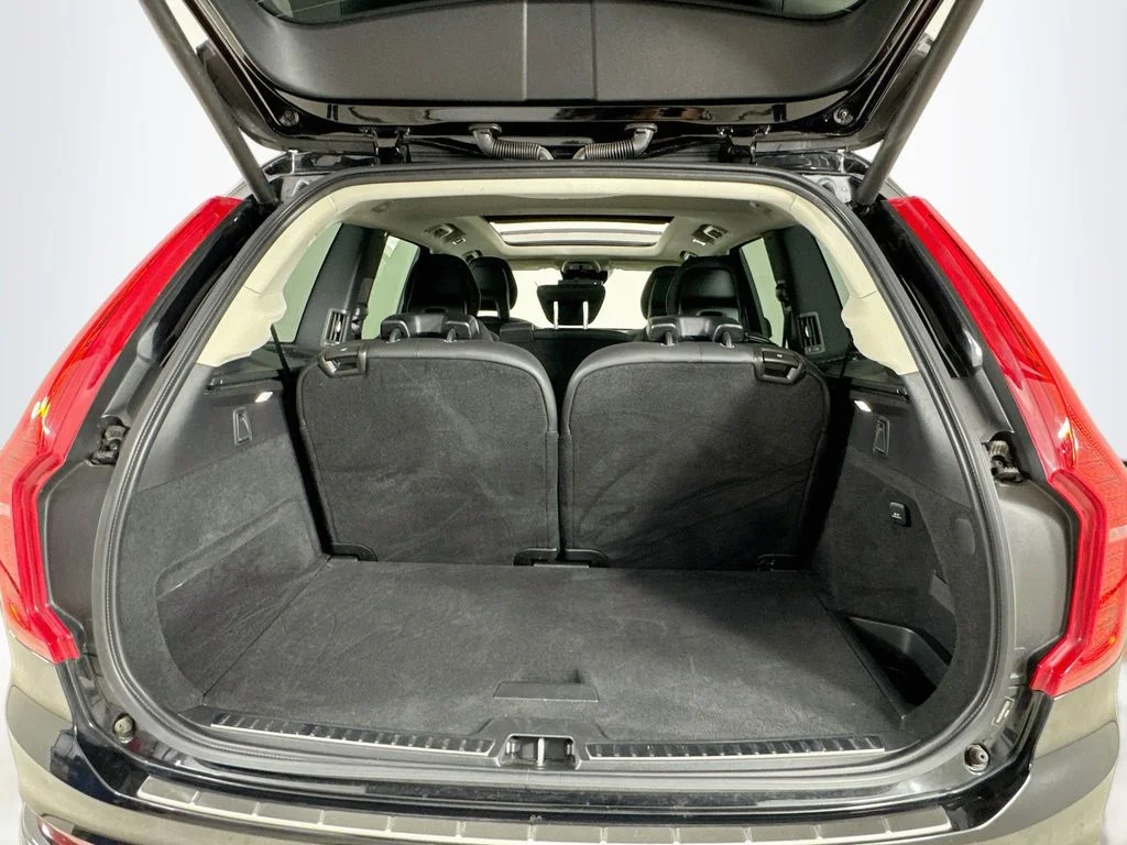 Used 2021 Onyx Black Metallic Volvo T6 Momentum image 33