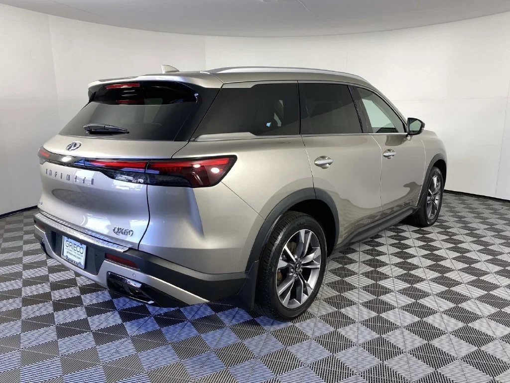 Used 2023 Titanium INFINITI LUXE image 9
