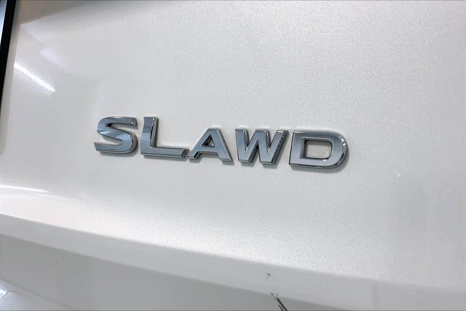 Used 2022 Pearl White Tricoat Nissan SL image 9