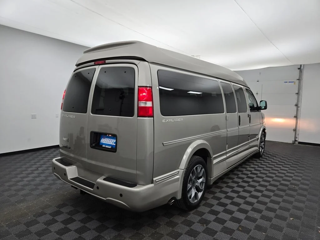 Used 2023 Birch Chevrolet Explorer Limited SE image 3