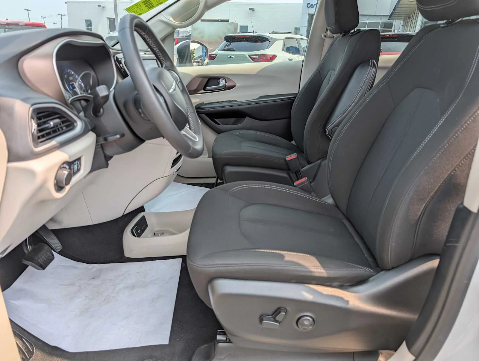 Used 2022 Bright White Clearcoat Chrysler LX image 4