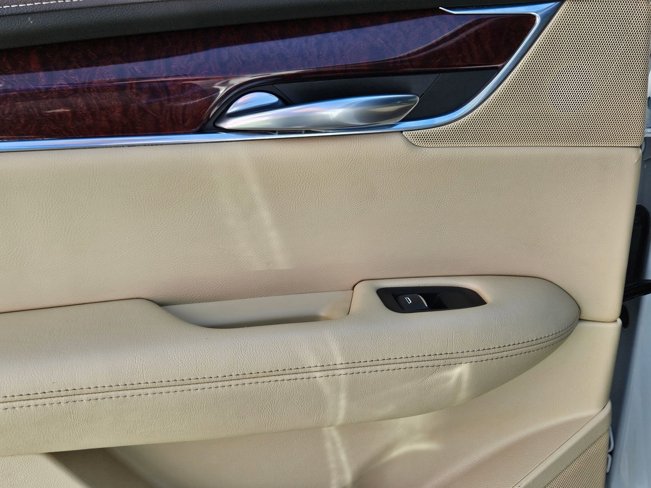Used 2019 Crystal White Tricoat Cadillac Luxury FWD image 23