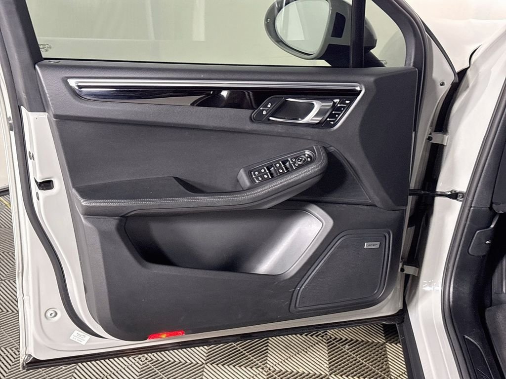 Used 2020 White Porsche Base image 10