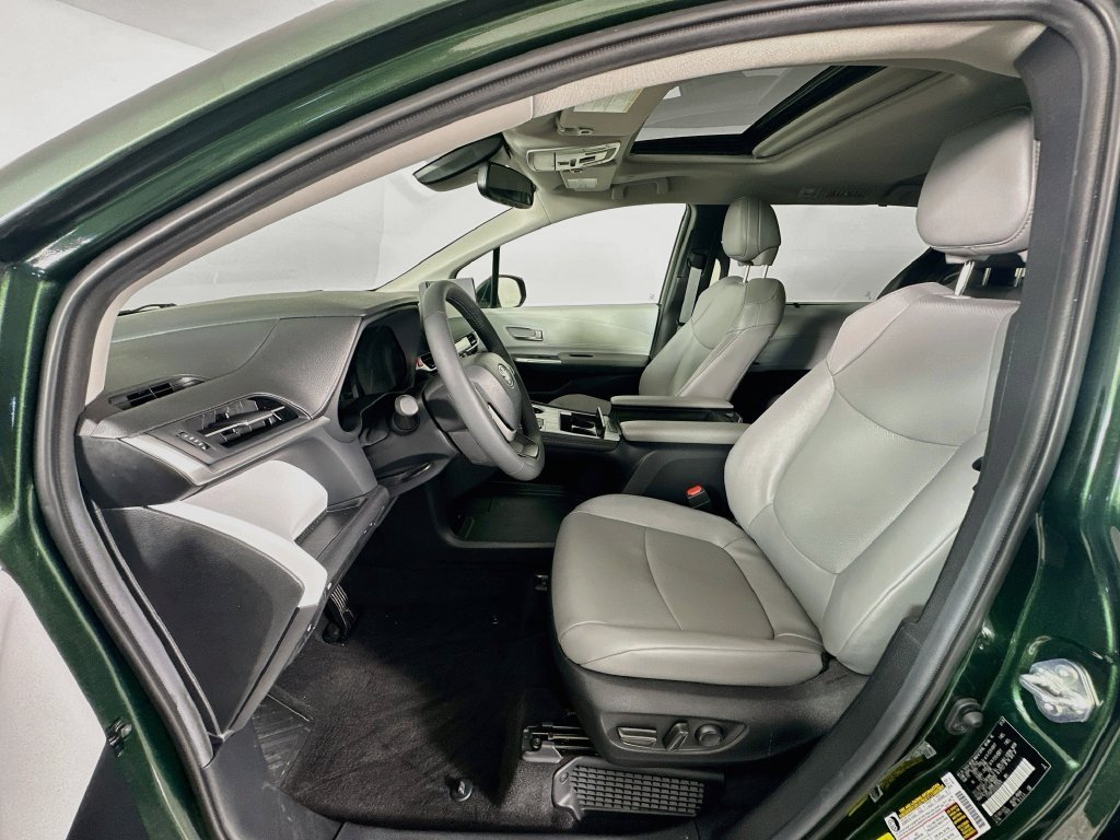 Used 2025  Toyota XLE AWD image 19