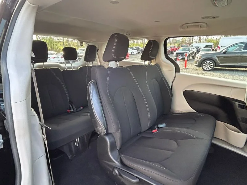 Used 2021 Black Chrysler L Minivan 4D image 27