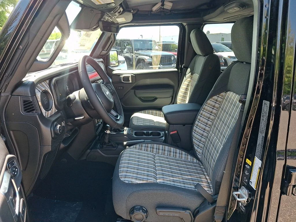 New 2026 Black Clear-Coat Exterior Paint Jeep 85th Anniversary Edition image 9
