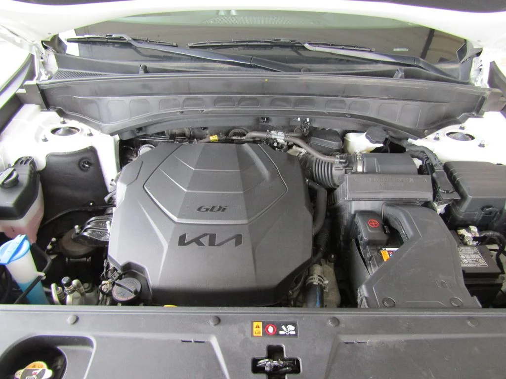Used 2025 White Kia S image 31