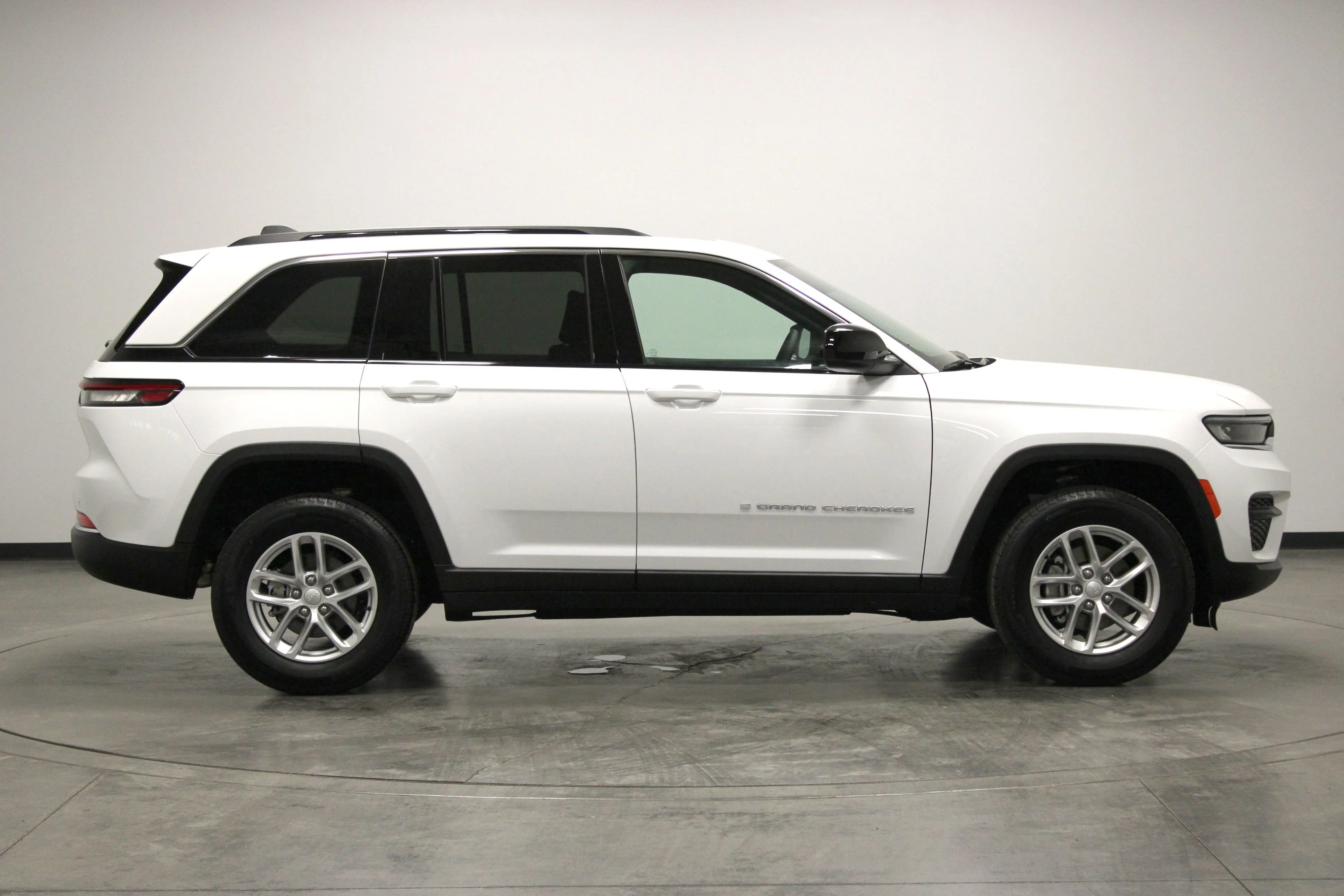 Used 2025 Bright White Clearcoat Jeep Laredo X image 9