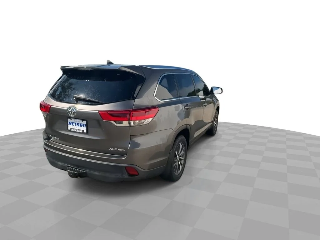 Used 2018  Toyota SE image 8