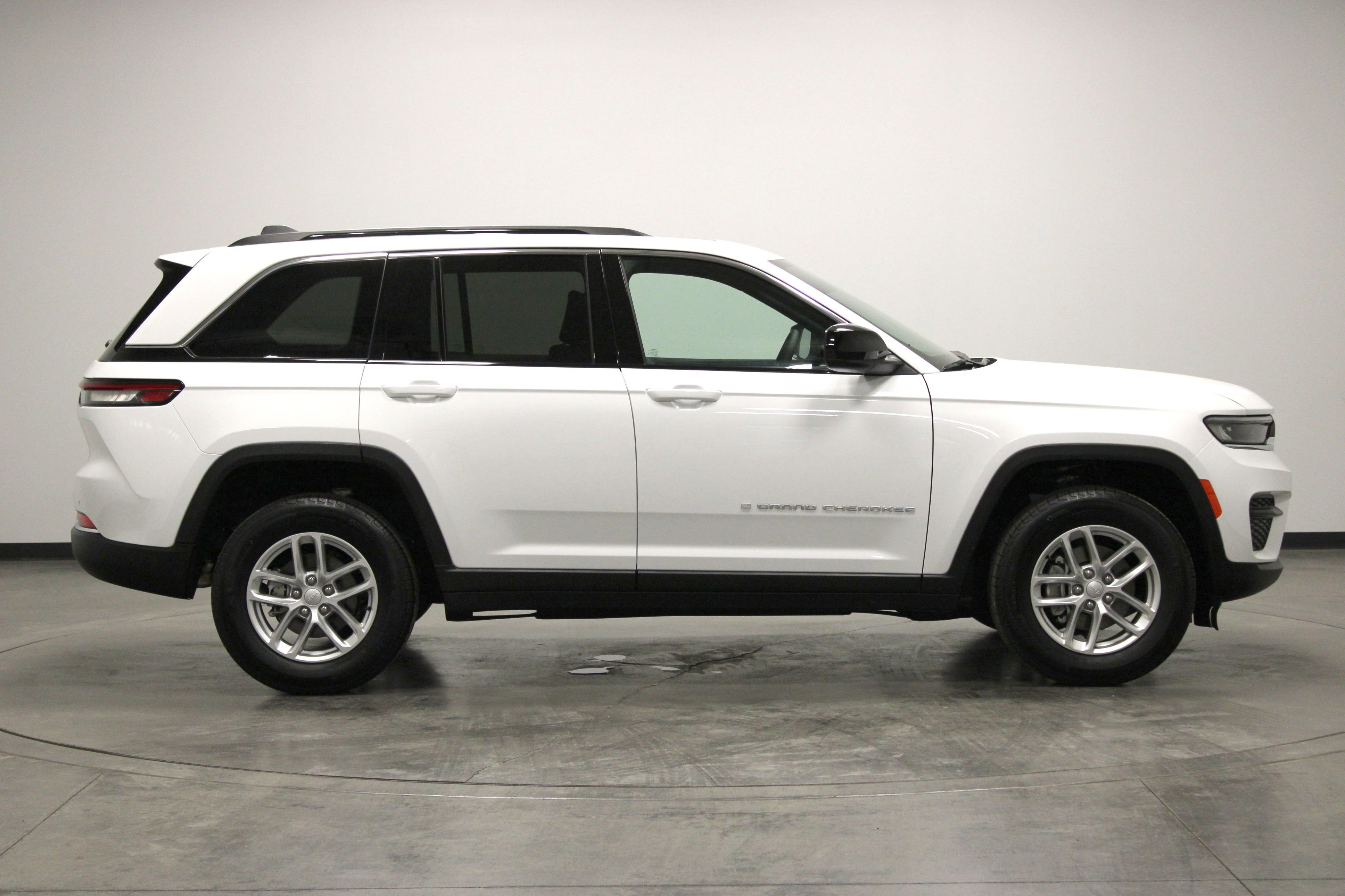 Used 2025 Bright White Clearcoat Jeep Laredo X image 9