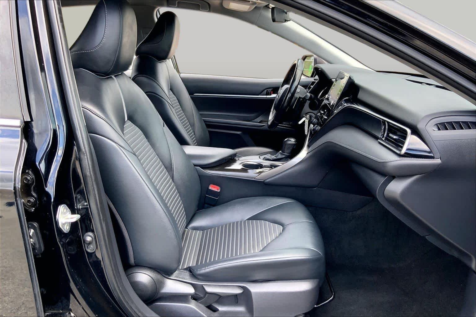 Used 2021 Midnight Black Metallic Toyota SE image 9