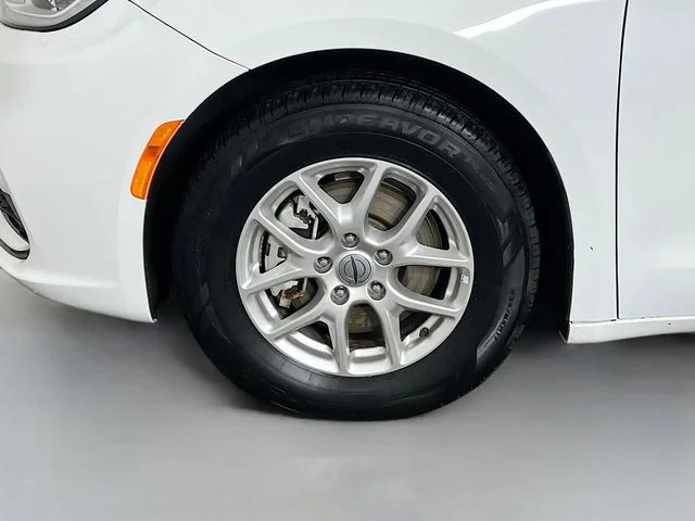 Used 2024 White Chrysler Touring L image 10