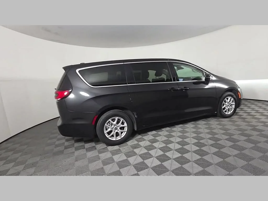 Used 2023 Brilliant Black Crystal Pearlcoat Chrysler Touring L image 38