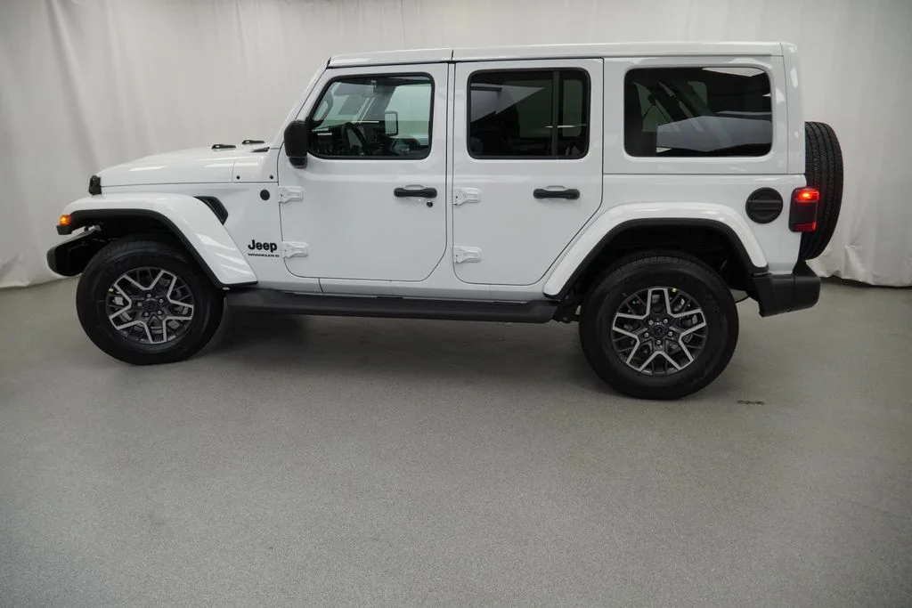 New 2026 Bright White Clear-Coat Exterior Paint Jeep Sahara image 14