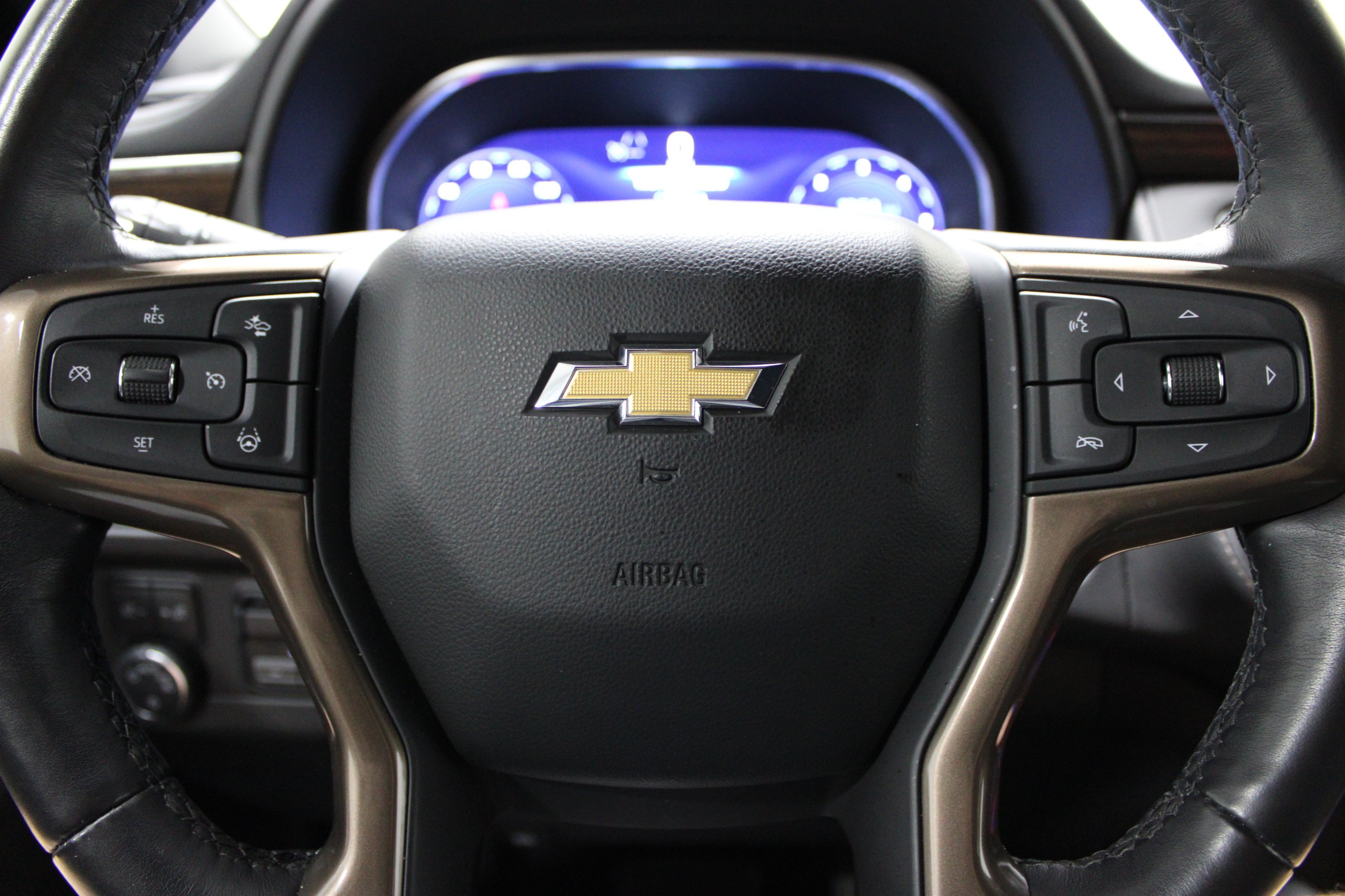 Used 2024 Iridescent Pearl Tricoat Chevrolet High Country image 11