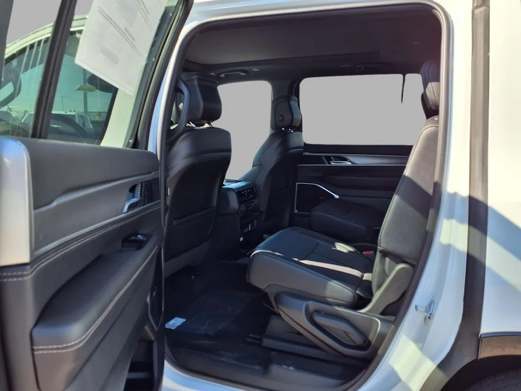 New 2026 Bright White Clear-Coat Exterior Paint Jeep Limited Altitude image 29