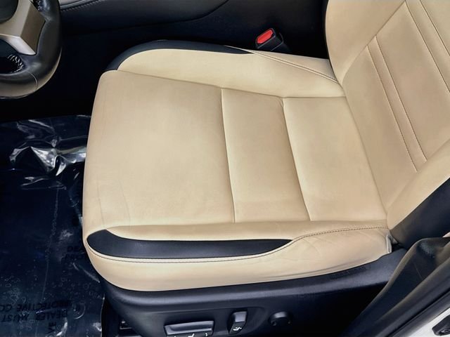 Used 2017  Lexus 200t image 19