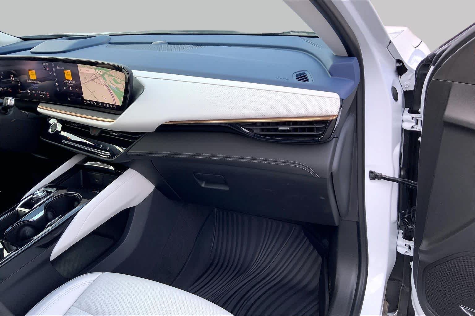 Used 2026 Iridescent White Tricoat Buick Avenir image 16