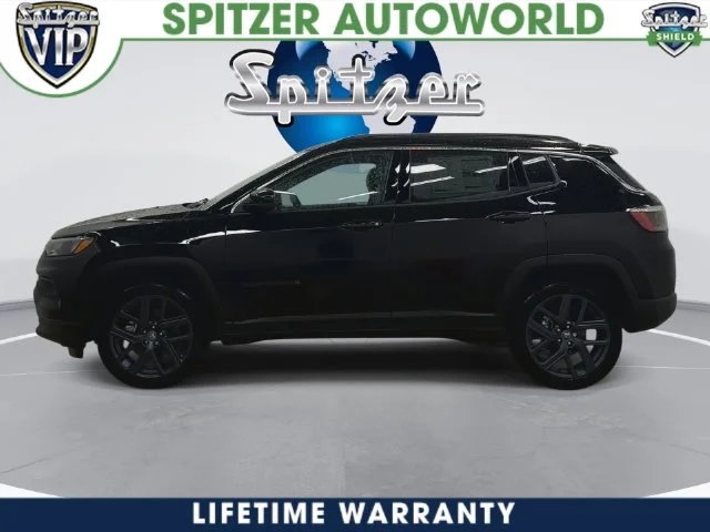 New 2026 Diamond Black Crystal Pearl-Coat Exterior Paint Jeep Latitude image 12
