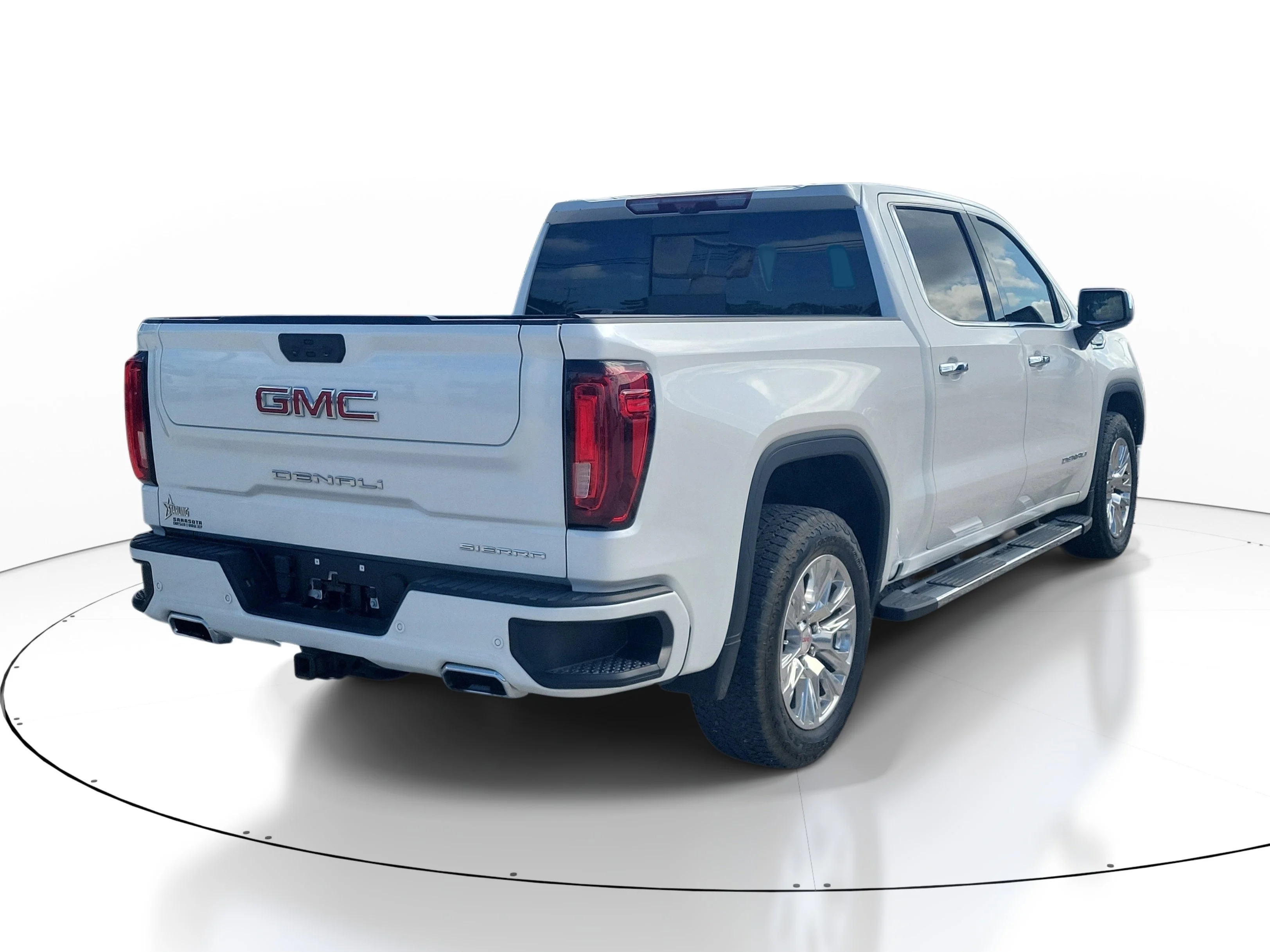 Used 2024 White Frost Tricoat GMC Denali image 6