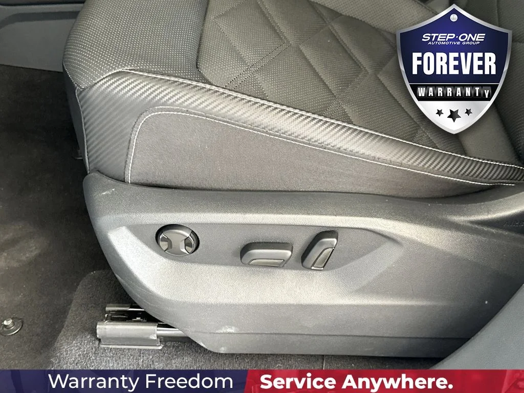 Used 2025  Volkswagen 2.0T SE w/Technology image 15