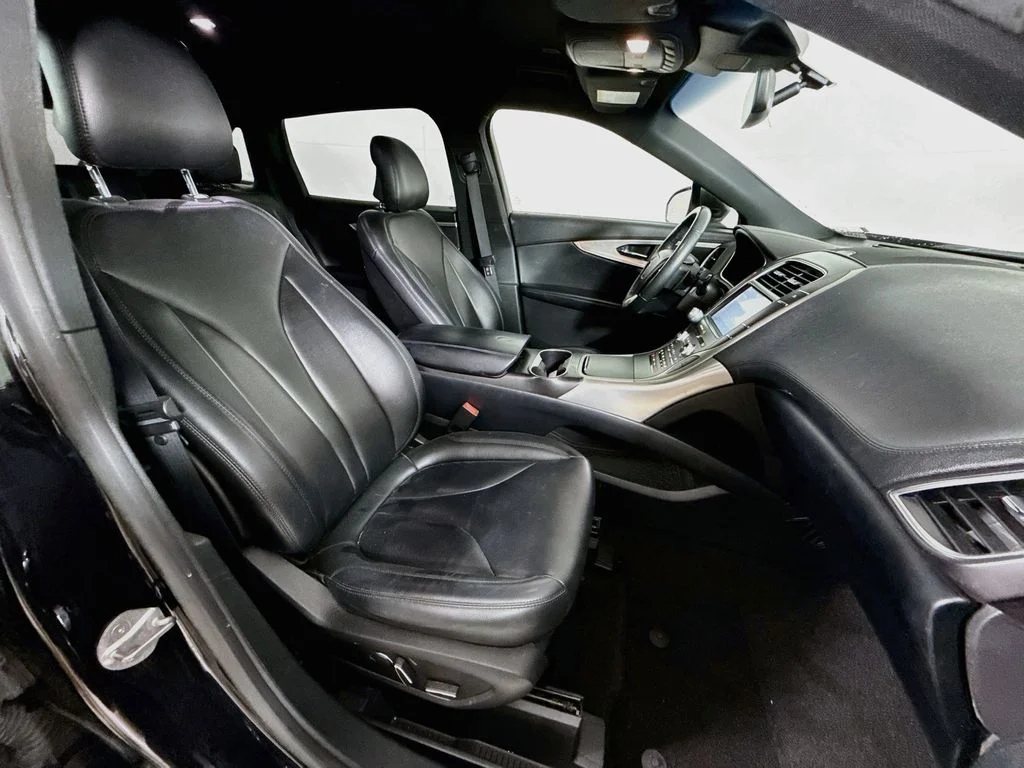 Used 2019 Infinite Black Metallic Lincoln Standard image 27