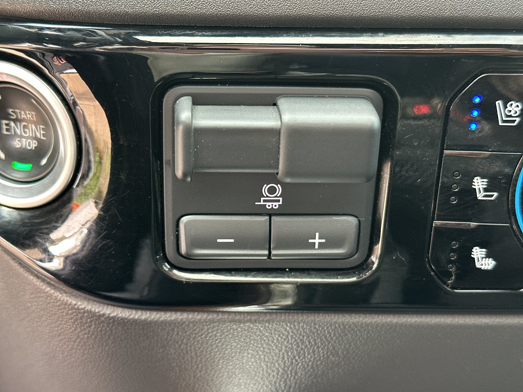 Used 2022 Iridescent Pearl Tricoat Chevrolet High Country image 31