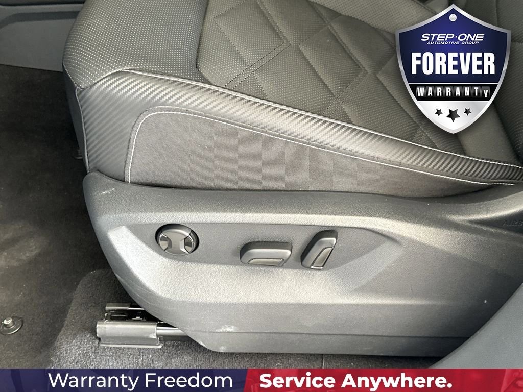 Used 2025  Volkswagen 2.0T SE w/Technology image 15