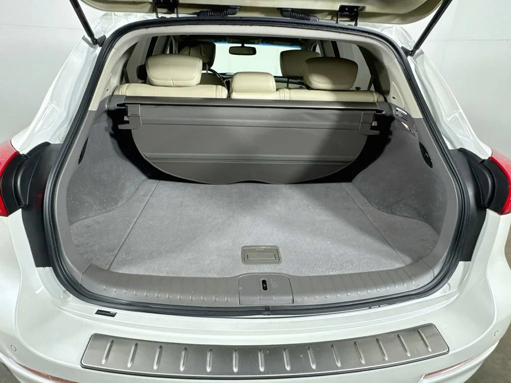 Used 2017 White INFINITI  image 34