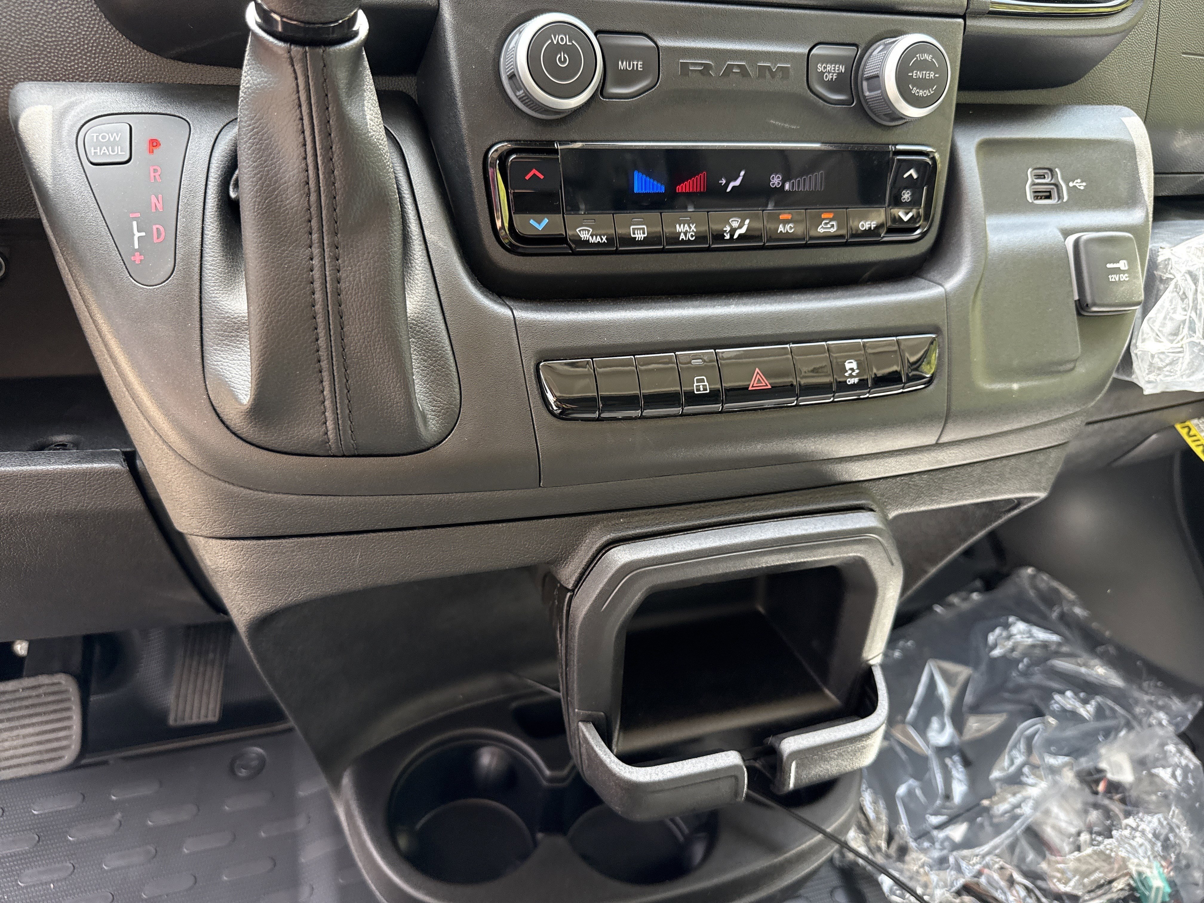 New 2026 Bright White Clear-Coat Exterior Paint RAM Tradesman image 27