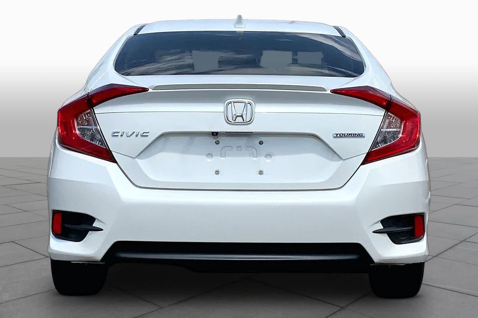 Used 2017 Lunar Silver Metallic Honda Touring image 4