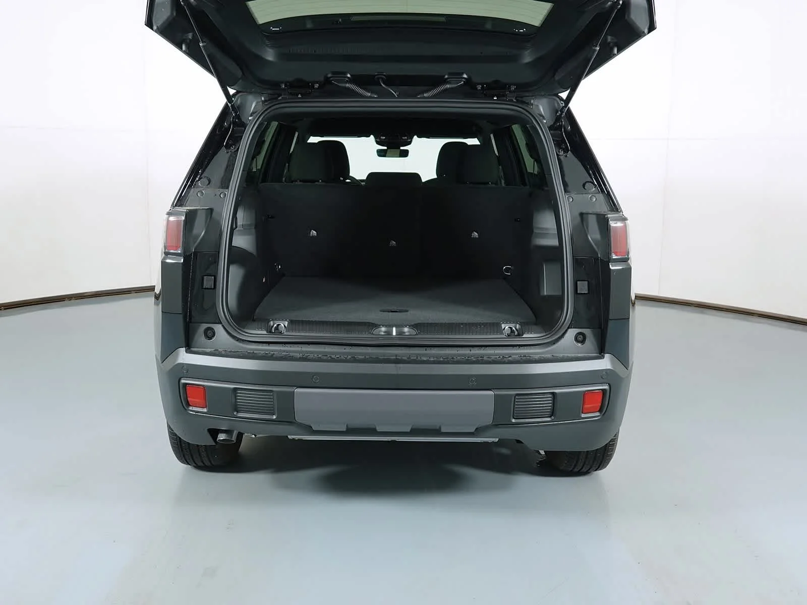 New 2026 Diamond Black Crystal Pearl-Coat Exterior Paint Jeep Laredo image 9