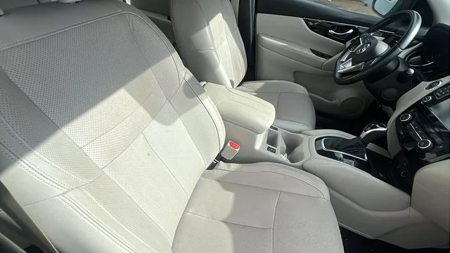 Used 2017 Blue Nissan SL image 11