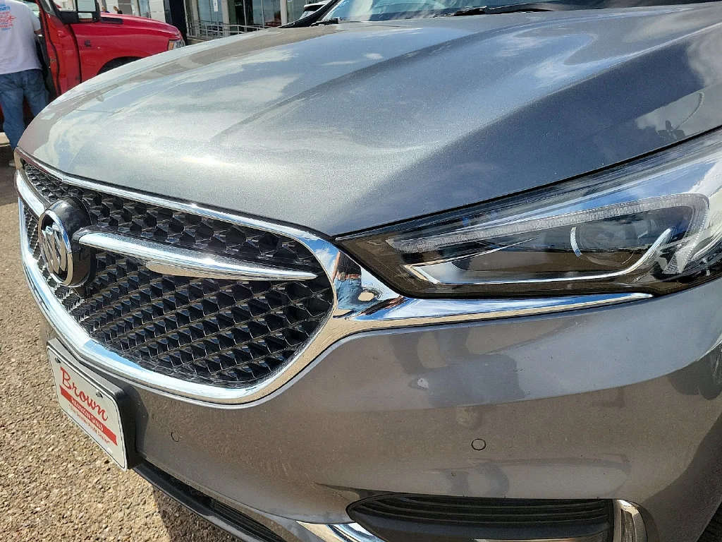 Used 2018 Includes Pitch Dark Night lower exterior accent color. Buick Avenir image 4