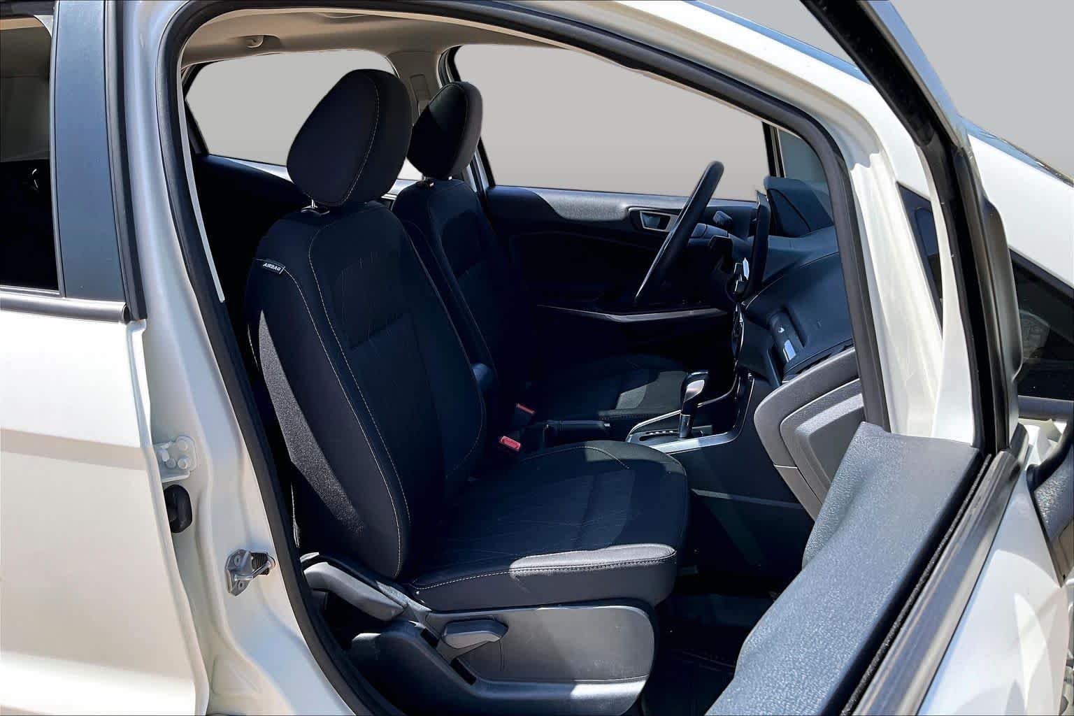 Used 2021 Diamond White Ford SE image 9