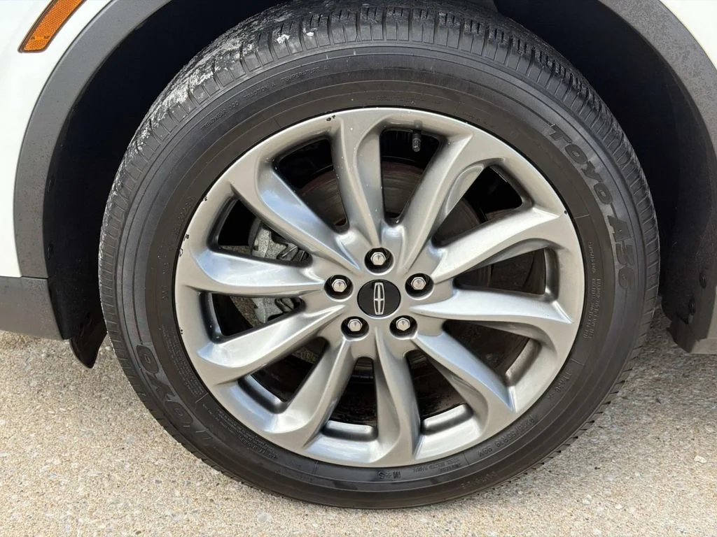 Used 2022 White Lincoln Standard image 11